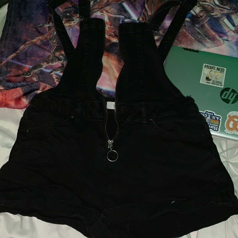 Black short suspenders